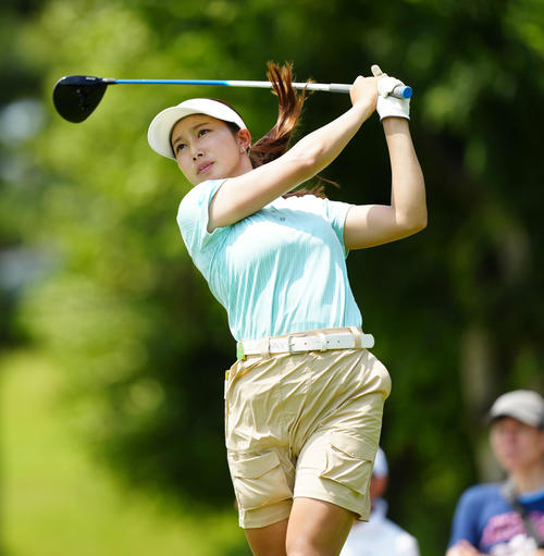 13番、ティーショットを放つ六車（撮影・江口和貴）