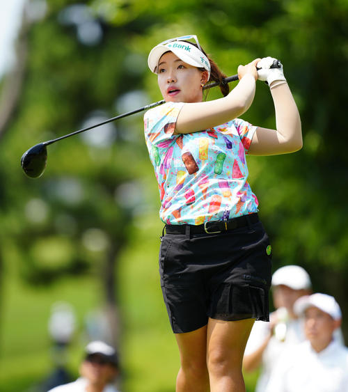 13番、ティーショットを放つイ・ヒョソン（撮影・江口和貴）
