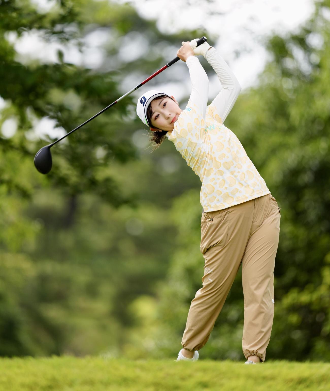 2番、ティーショットを放つ永嶋（撮影・江口和貴）