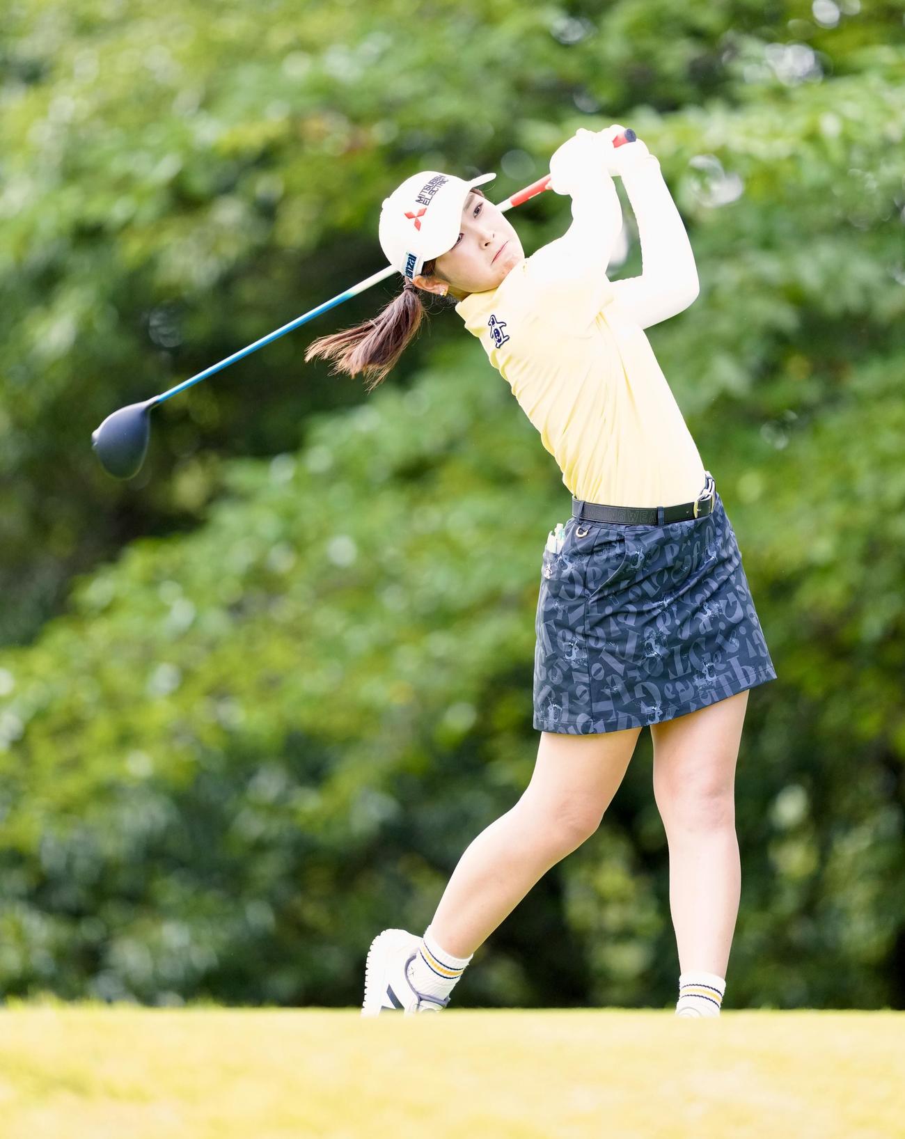 2番、ティーショットを放つ吉沢（撮影・江口和貴）