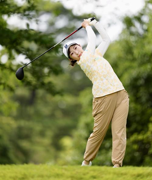 2番、ティーショットを放つ永嶋（撮影・江口和貴）