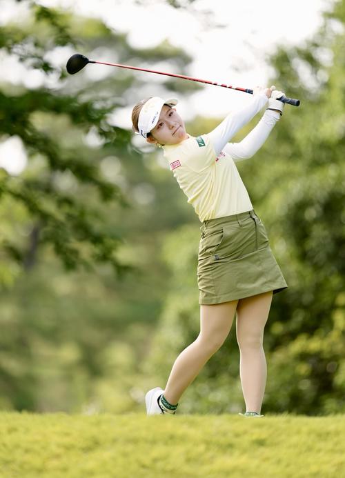2番、ティーショットを放つ吉田（撮影・江口和貴）