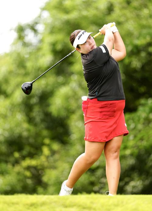 2番、ティーショットを放つささきしょうこ（撮影・江口和貴）