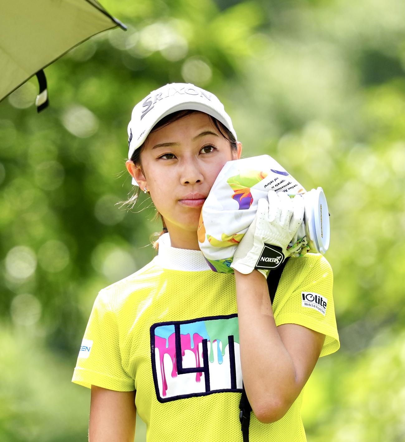 2番、氷のうを顔に当てる上久保（撮影・江口和貴）