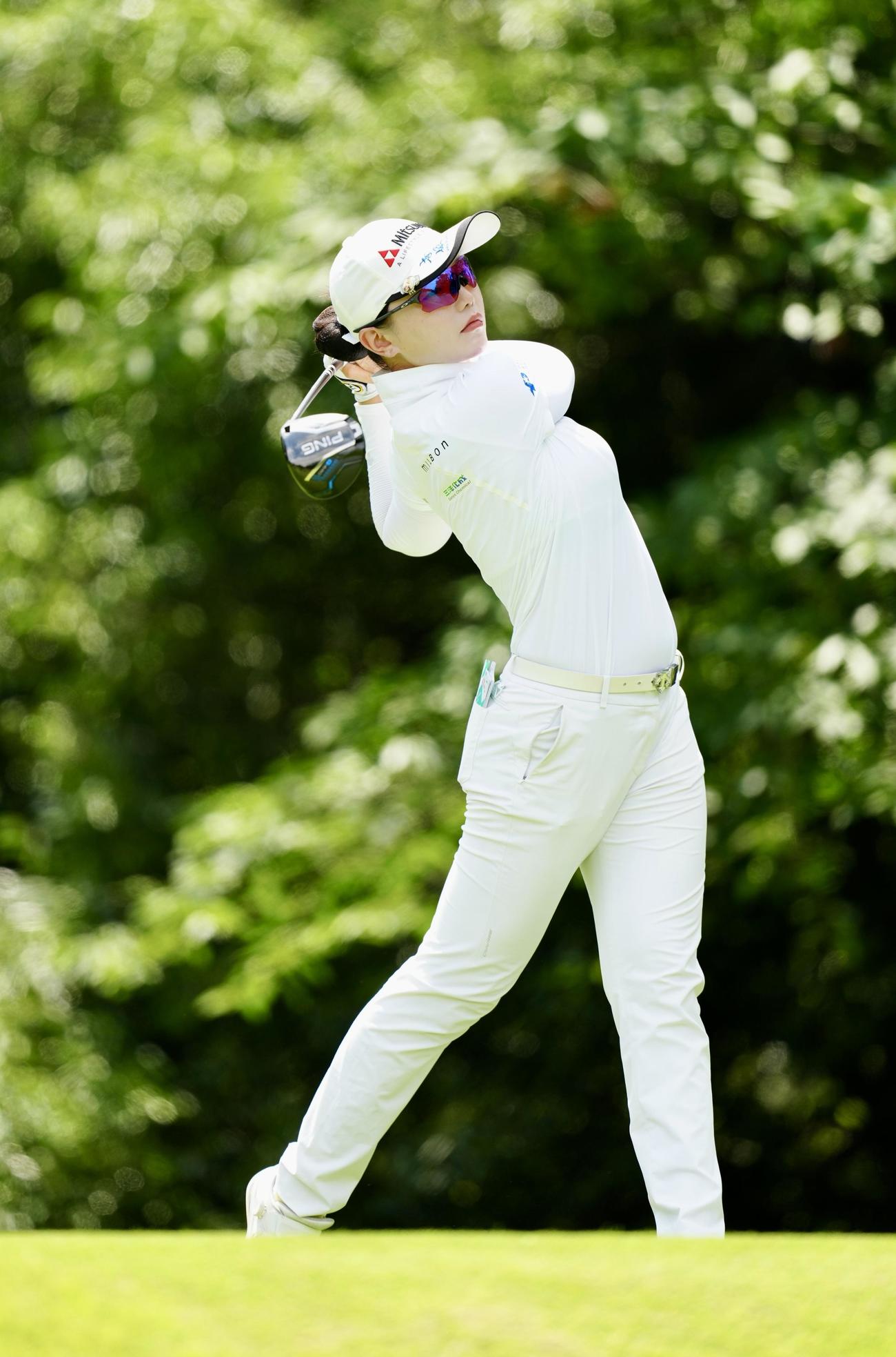 2番、ティーショットを放つセキ・ユウティン（撮影・江口和貴）