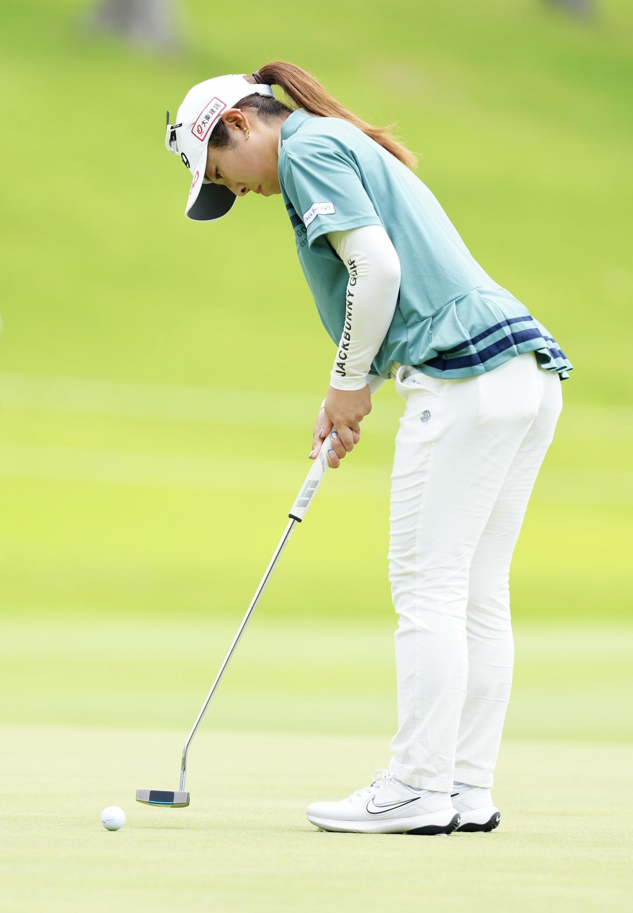 1番、バーディーパットを決める佐久間（撮影・江口和貴）