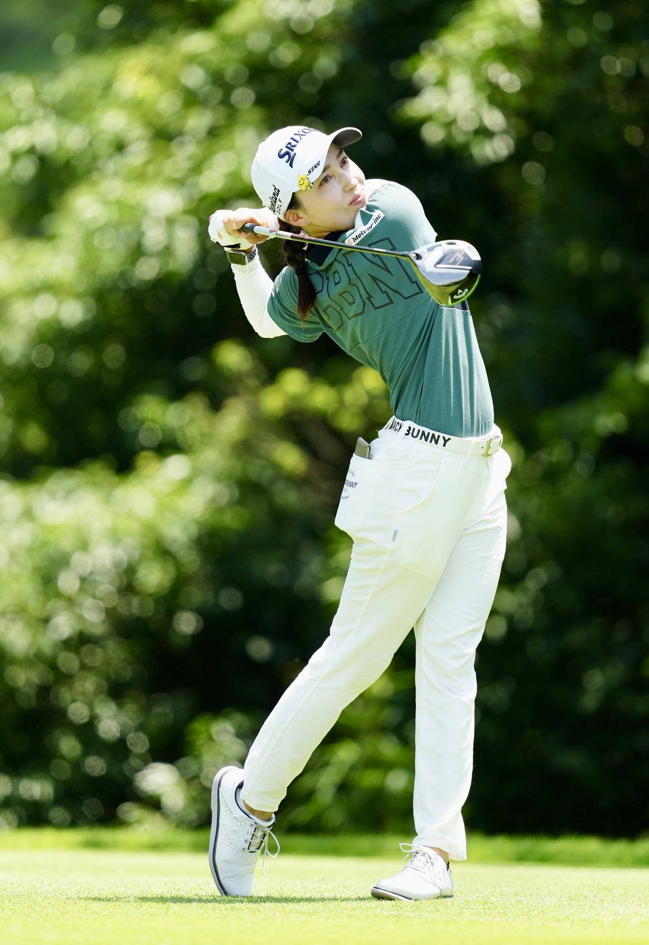 2番、ティーショットを放つ村田（撮影・江口和貴）