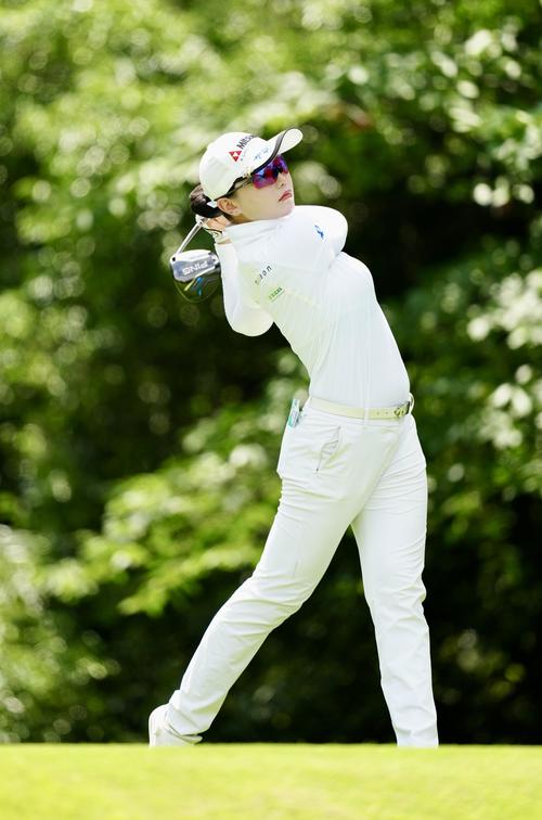 2番、ティーショットを放つセキ・ユウティン（撮影・江口和貴）