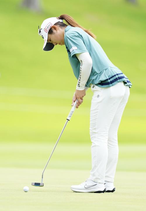 1番、バーディーパットを決める佐久間（撮影・江口和貴）