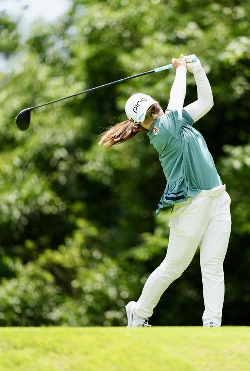 2番、ティーショットを放つ佐久間（撮影・江口和貴）