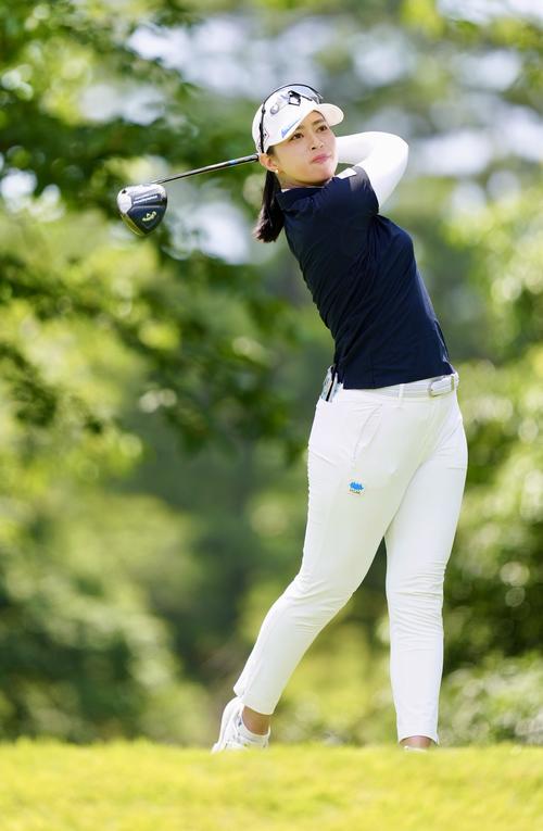 2番、ティーショットを放つ柏原（撮影・江口和貴）