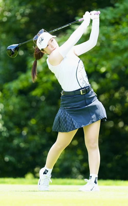 2番、ティーショットを放つ林（撮影・江口和貴）