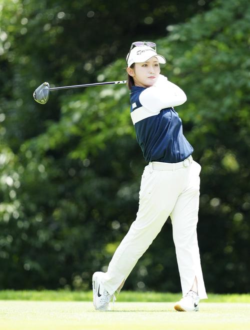 2番、ティーショットを放つ清本（撮影・江口和貴）