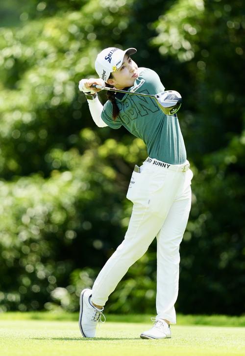 2番、ティーショットを放つ村田（撮影・江口和貴）