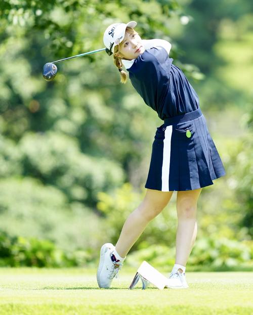 2番、ティーショットを放つ都（撮影・江口和貴）