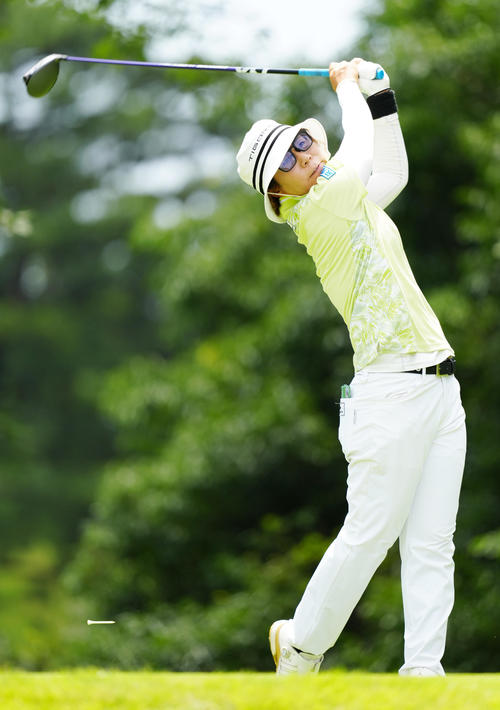 2番、ティーショットを放つ穴井（撮影・江口和貴）