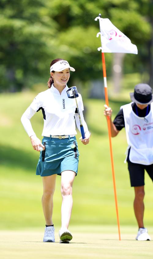 1番、バーディーで笑顔を見せる青木香奈子（撮影・江口和貴）