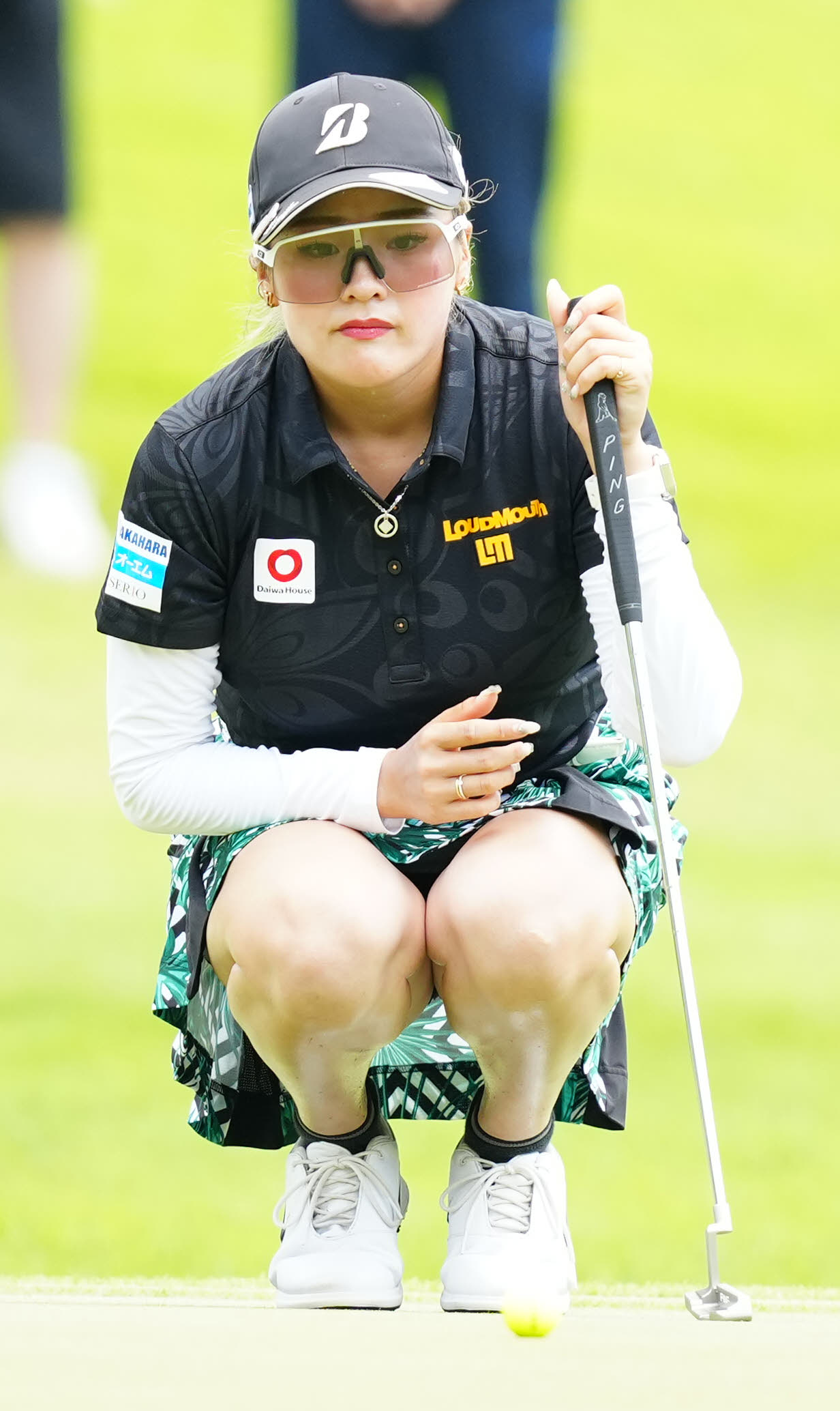 1番、グリーンでラインを読む桑木（撮影・江口和貴）