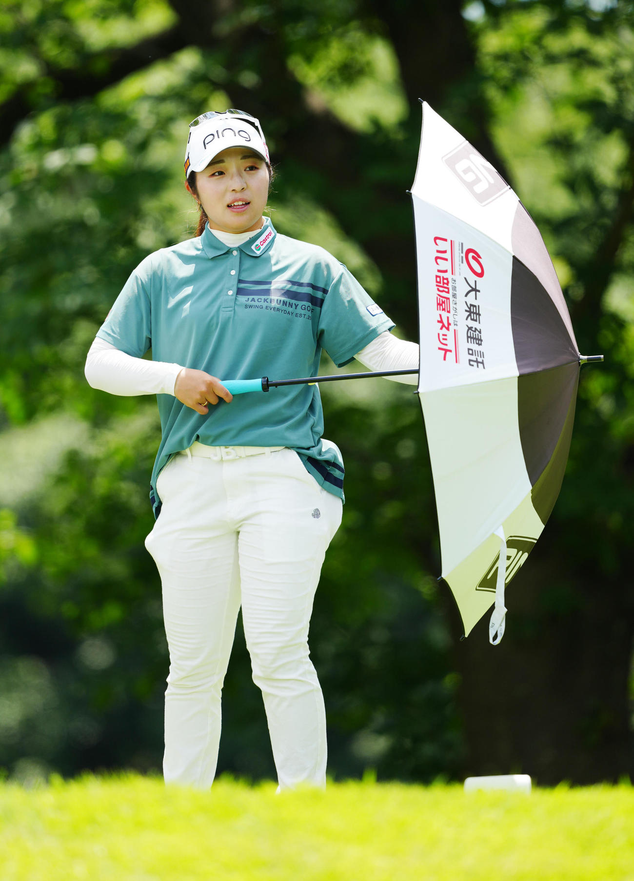 2番、傘を手にする佐久間（撮影・江口和貴）