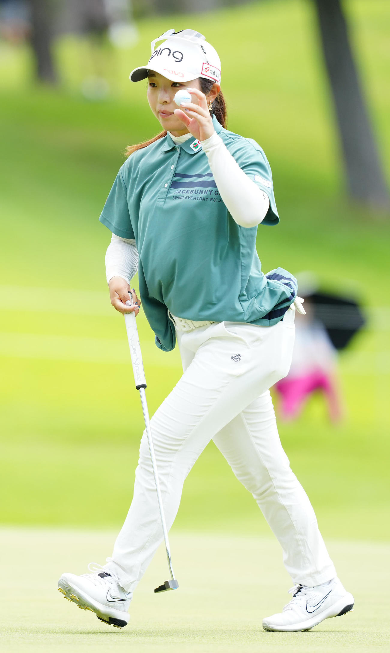 1番、バーディーパットを決めた佐久間（撮影・江口和貴）