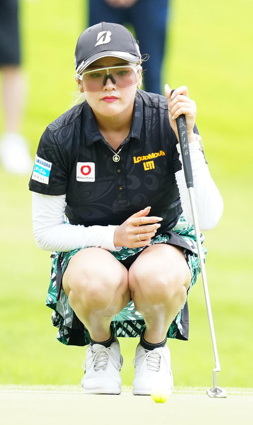 1番、グリーンでラインを読む桑木（撮影・江口和貴）