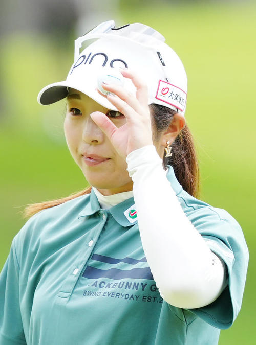 1番、バーディーパットを決めた佐久間（撮影・江口和貴）