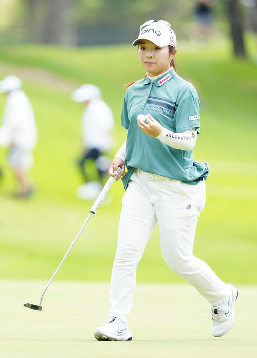 1番、バーディーパットを決めた佐久間（撮影・江口和貴）