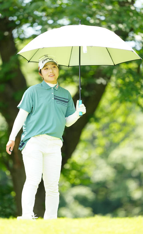 2番、日傘をさす佐久間（撮影・江口和貴）