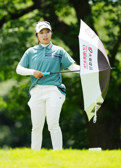 2番、傘を手にする佐久間（撮影・江口和貴）