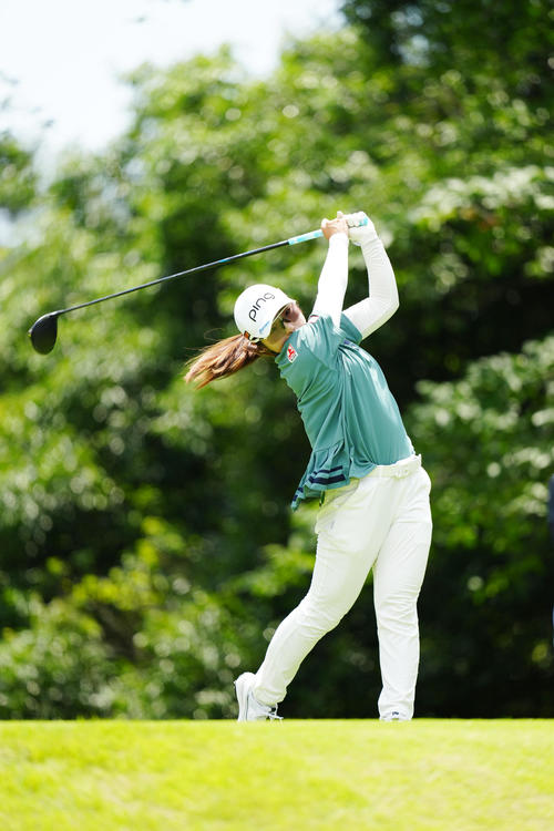 2番、ティーショットを放つ佐久間（撮影・江口和貴）