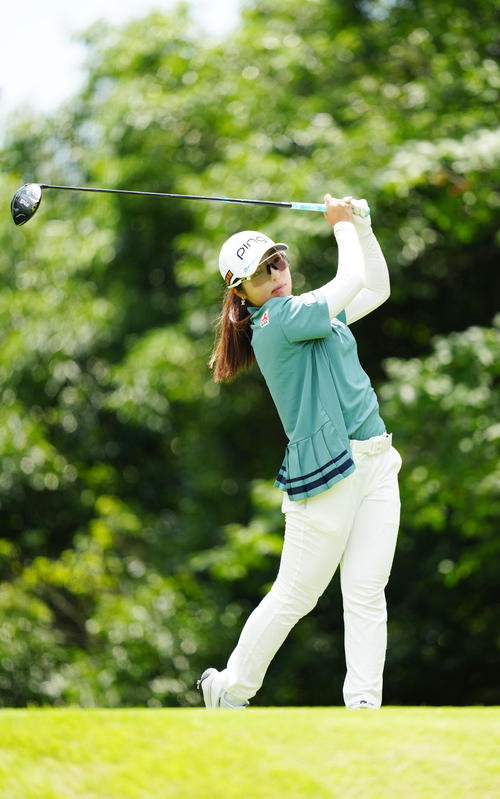 2番、ティーショットを放つ佐久間（撮影・江口和貴）