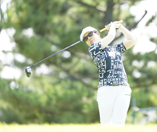 4番、ティーショットを放つ下川（撮影・江口和貴）