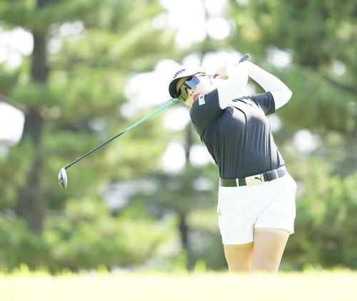 4番、ティーショットを放つ高久（撮影・江口和貴）