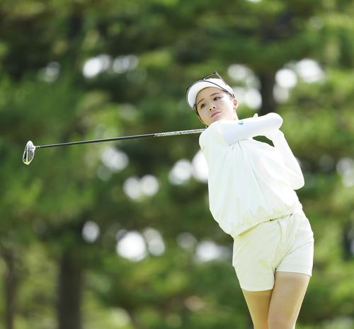 4番、ティーショットを放つ川崎（撮影・江口和貴）