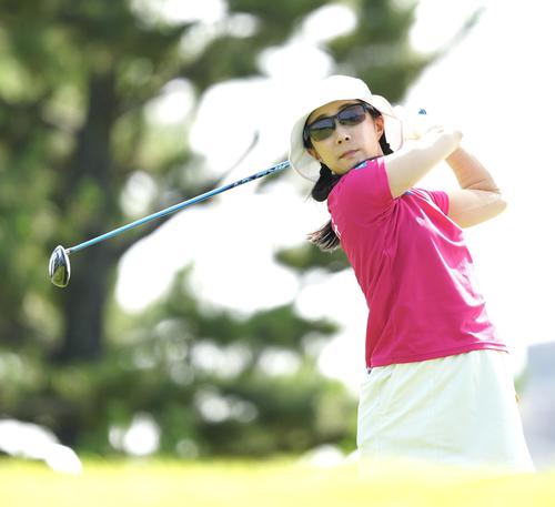 4番、ティーショットを放つ篠崎（撮影・江口和貴）