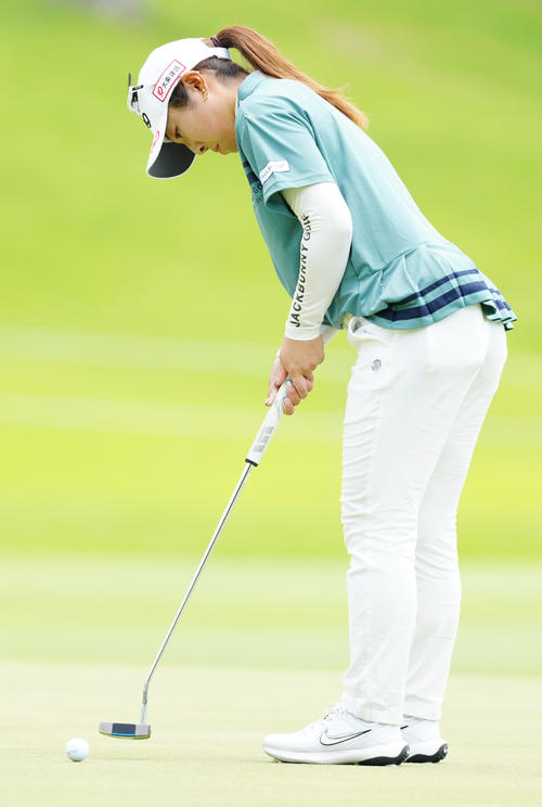 1番、バーディーパットを決める佐久間（撮影・江口和貴）