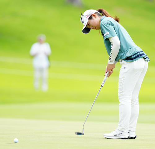 1番、バーディーパットを決める佐久間（撮影・江口和貴）