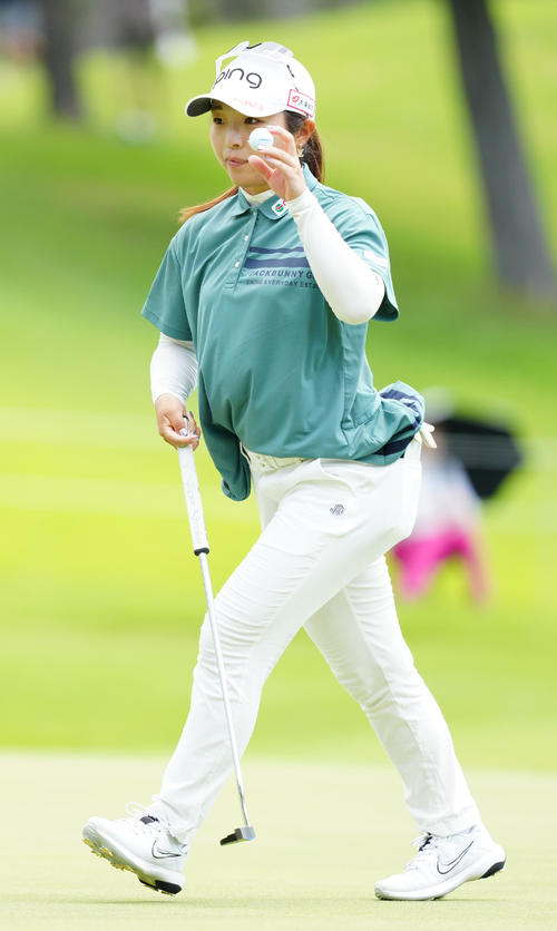 1番、バーディーパットを決めた佐久間（撮影・江口和貴）