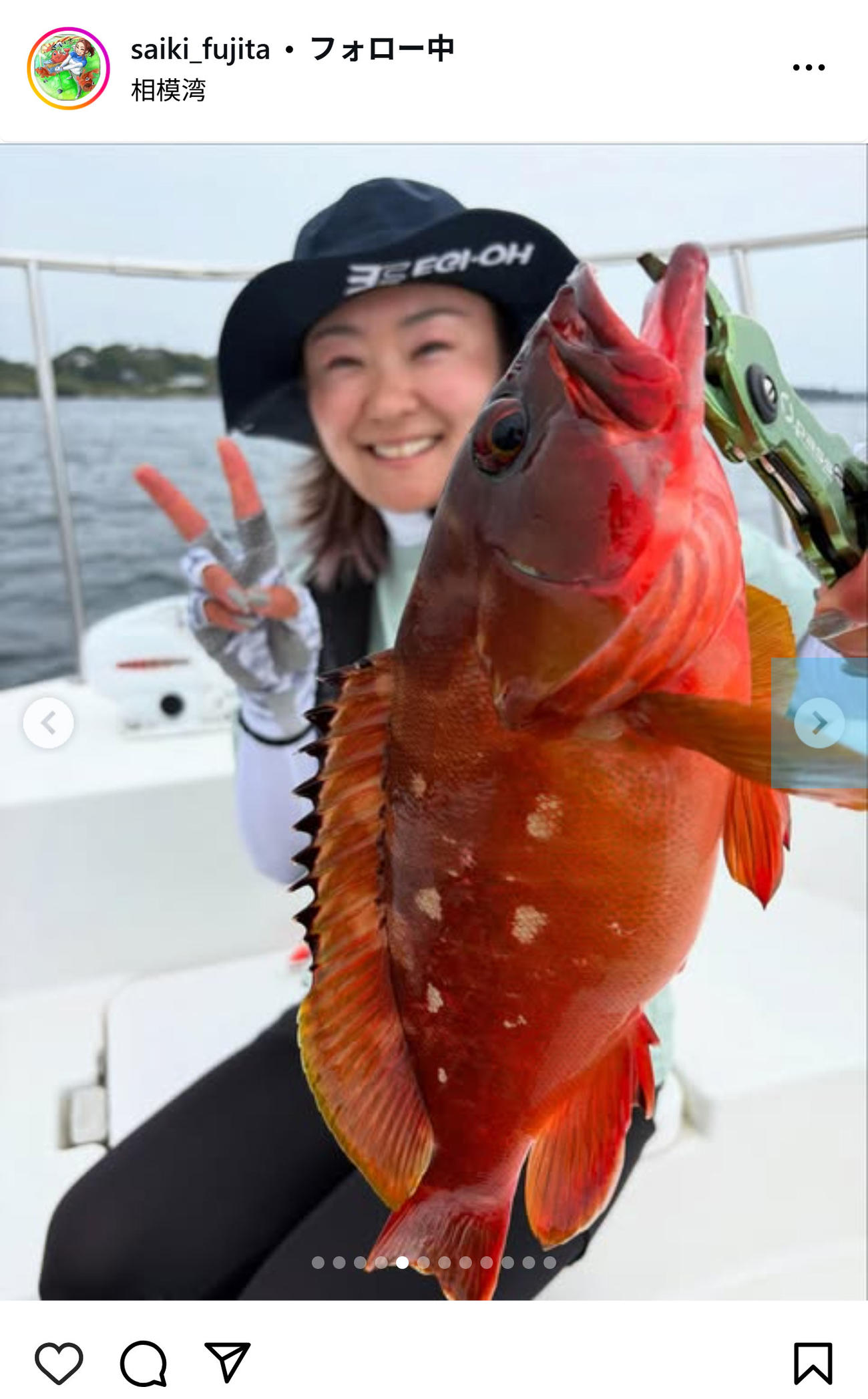 アカハタを手に笑顔の藤田さいき（インスタグラムから）