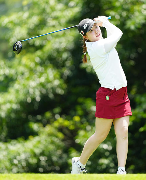 2番、ティーショットを放つアマチュアの倉林（撮影・江口和貴）