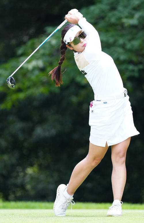 2番、ティーショットを放つ天本（撮影・江口和貴）