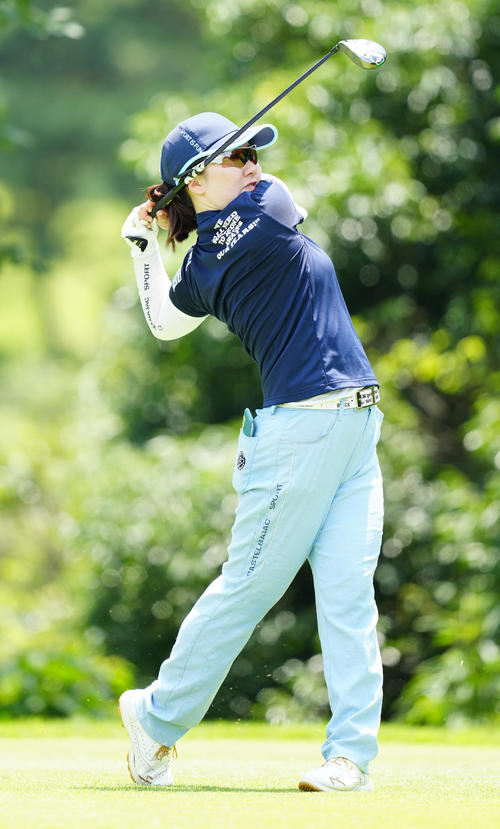 2番、ティーショットを放つ石川（撮影・江口和貴）