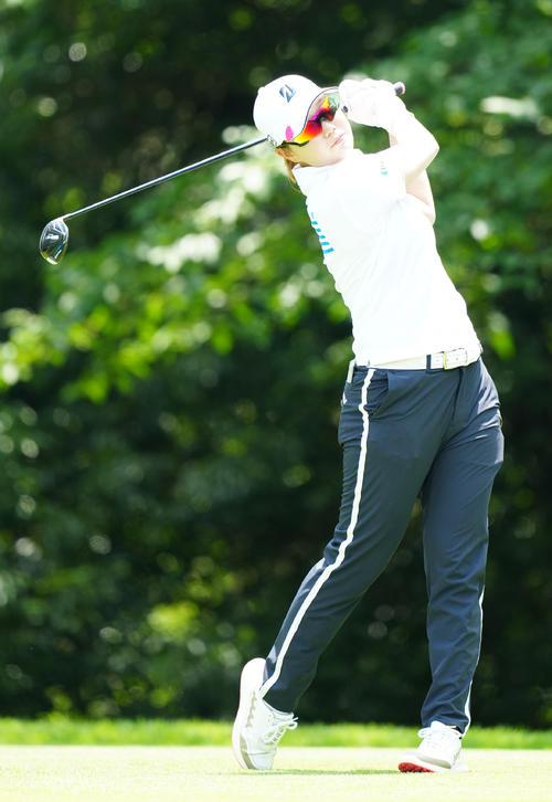 2番、ティーショットを放つ福山（撮影・江口和貴）