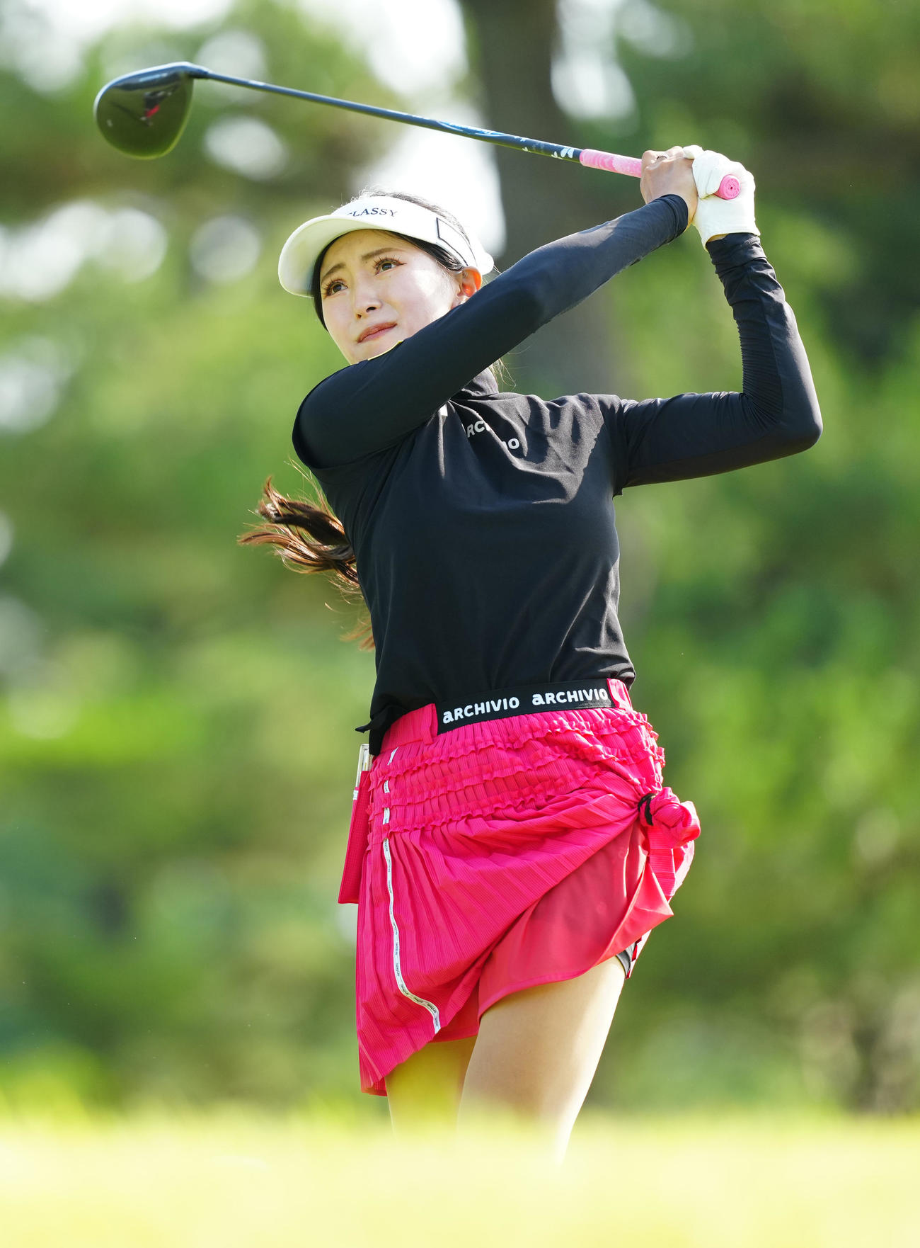 4番、ティーショットを放つ臼井（撮影・江口和貴）