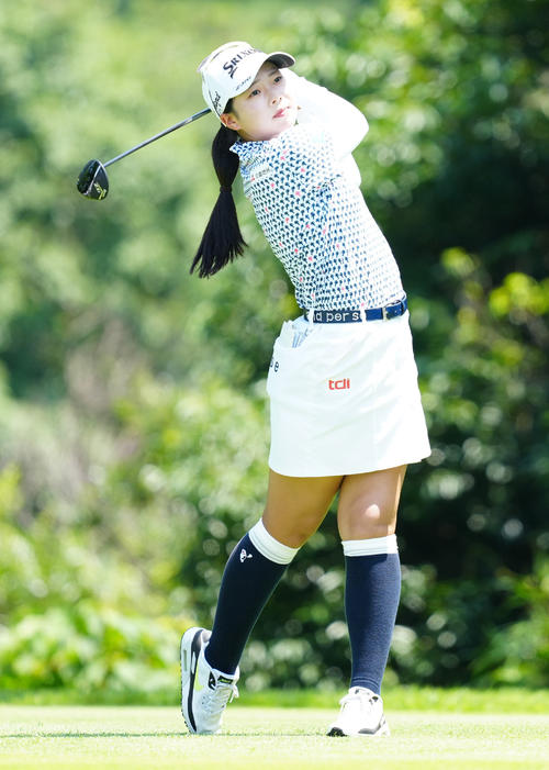 2番、ティーショットを放つ菅（撮影・江口和貴）