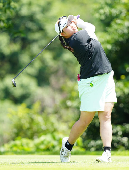 2番、ティーショットを放つ入谷（撮影・江口和貴）
