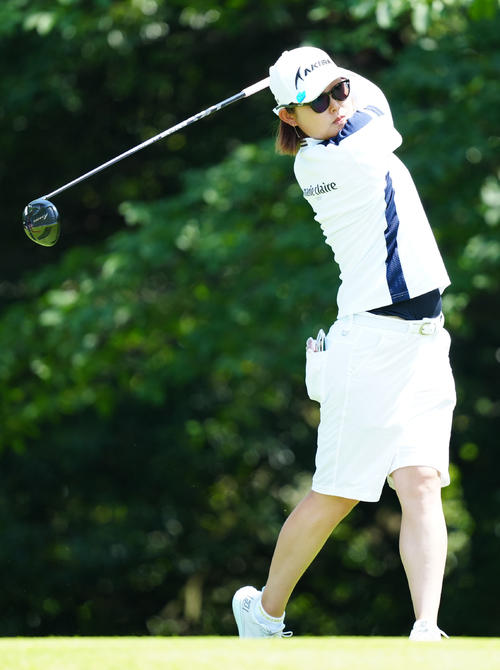 2番、ティーショットを放つ小滝（撮影・江口和貴）