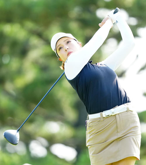 4番、ティーショットを放つ宮田（撮影・江口和貴）