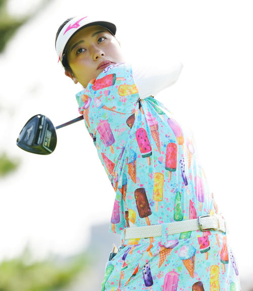 4番、ティーショットを放つ仲村（撮影・江口和貴）