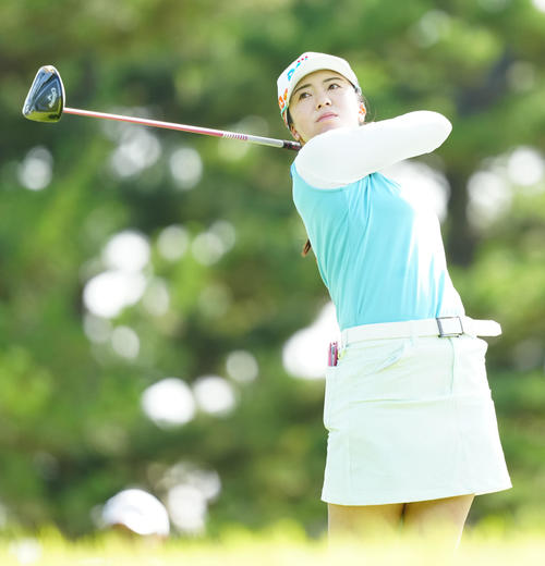 4番、ティーショットを放つ堀（撮影・江口和貴）